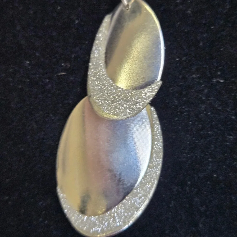 Silver Tone Glitter Overlapping Oval Pendant‎ Necklace, 19